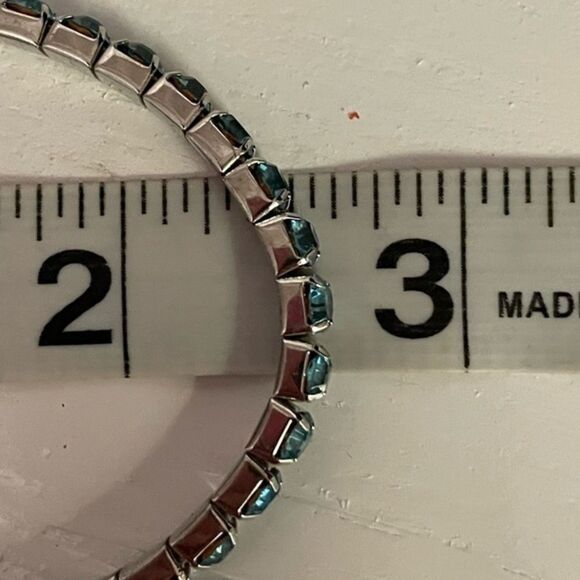 1990s 8” silver tone stretch bracelet w/40 prong set aqua blue Austrian crystals - Picture 5 of 5